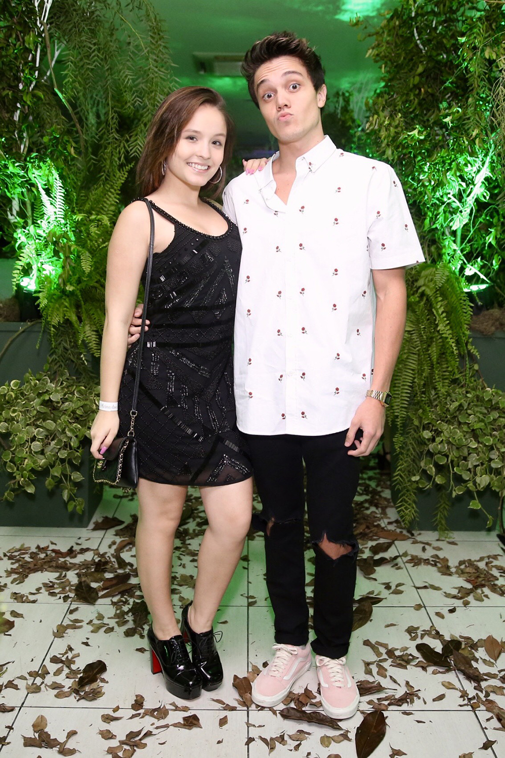 Larissa Manoela e namorado curtem festa de Gabriel Santana