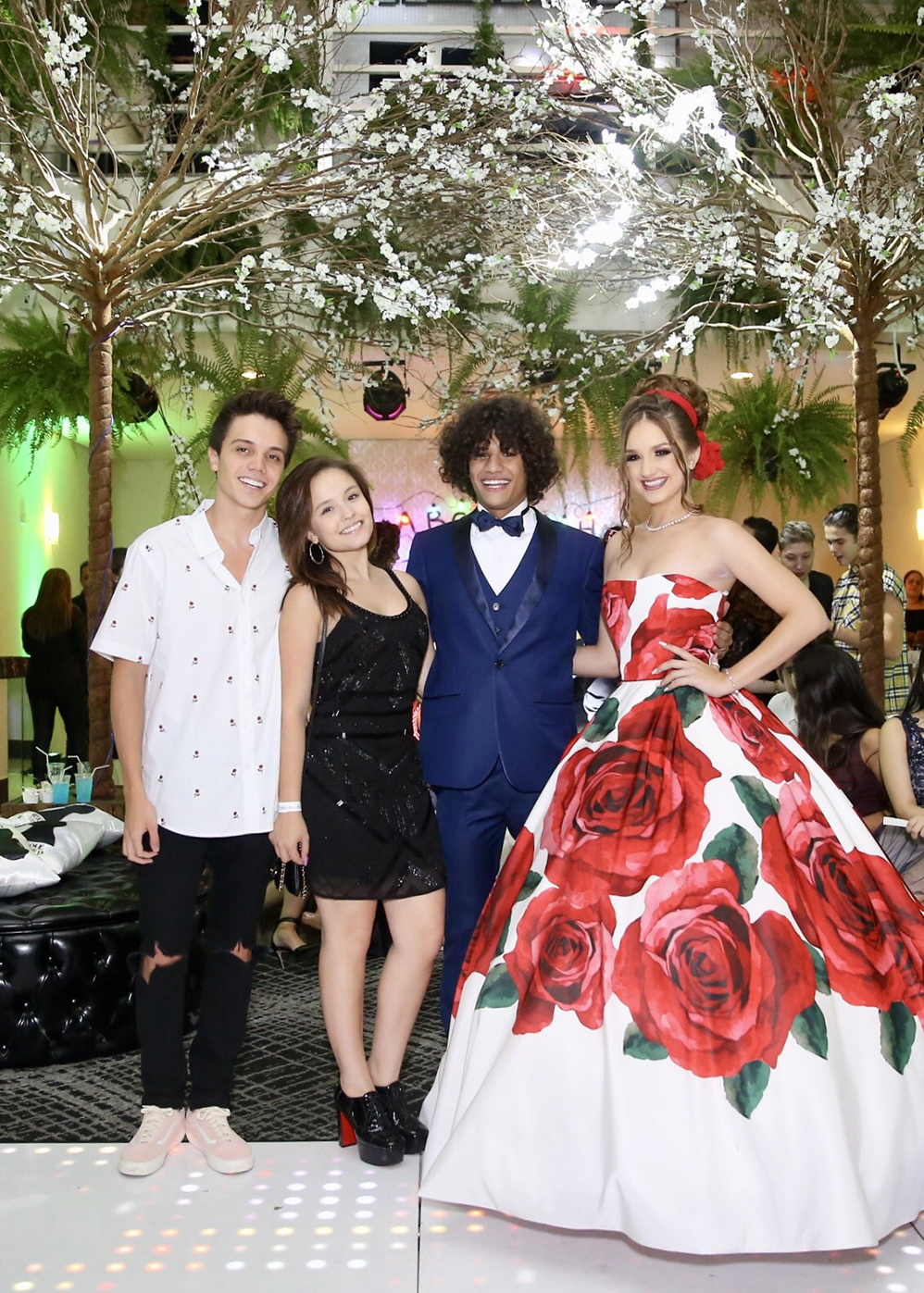 Larissa Manoela e namorado curtem festa de Gabriel Santana