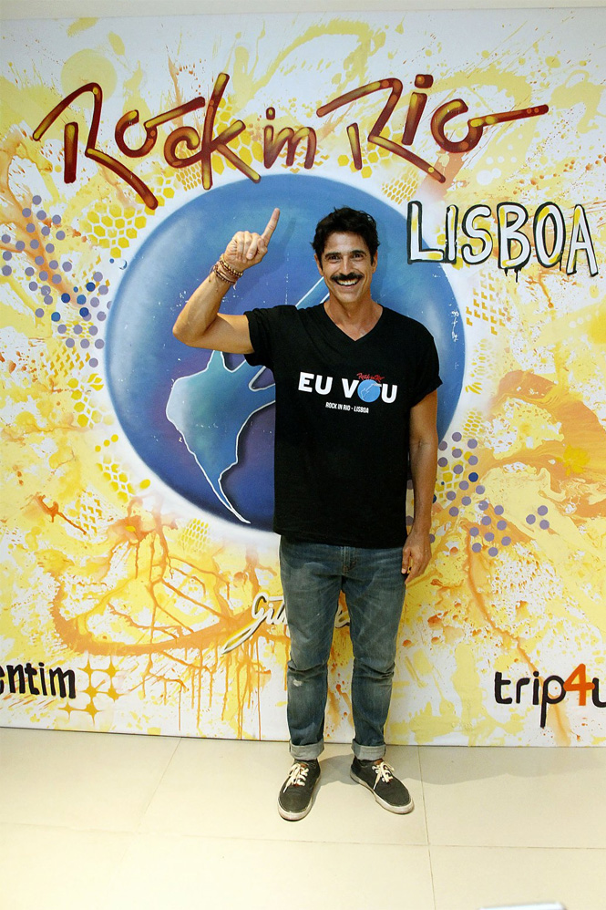 Vendado, Reynaldo Gianecchini confere coquetel do Rock in Rio Lisboa
