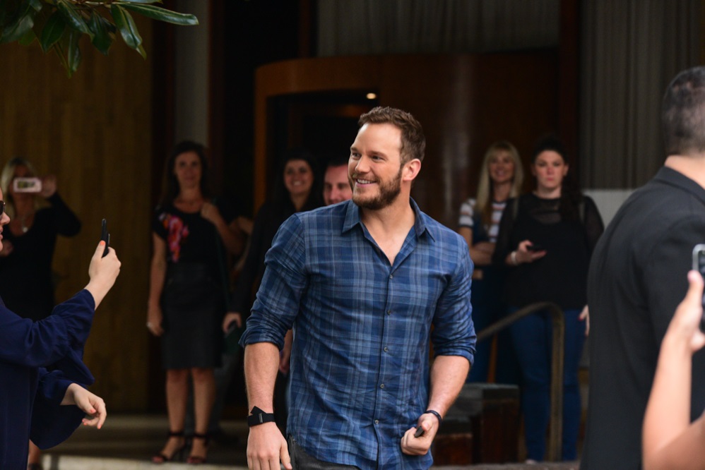 Chris Pratt atende fãs na porta de hotel de SP