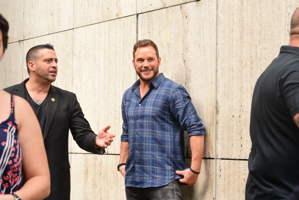 Chris Pratt atende fãs na porta de hotel de SP