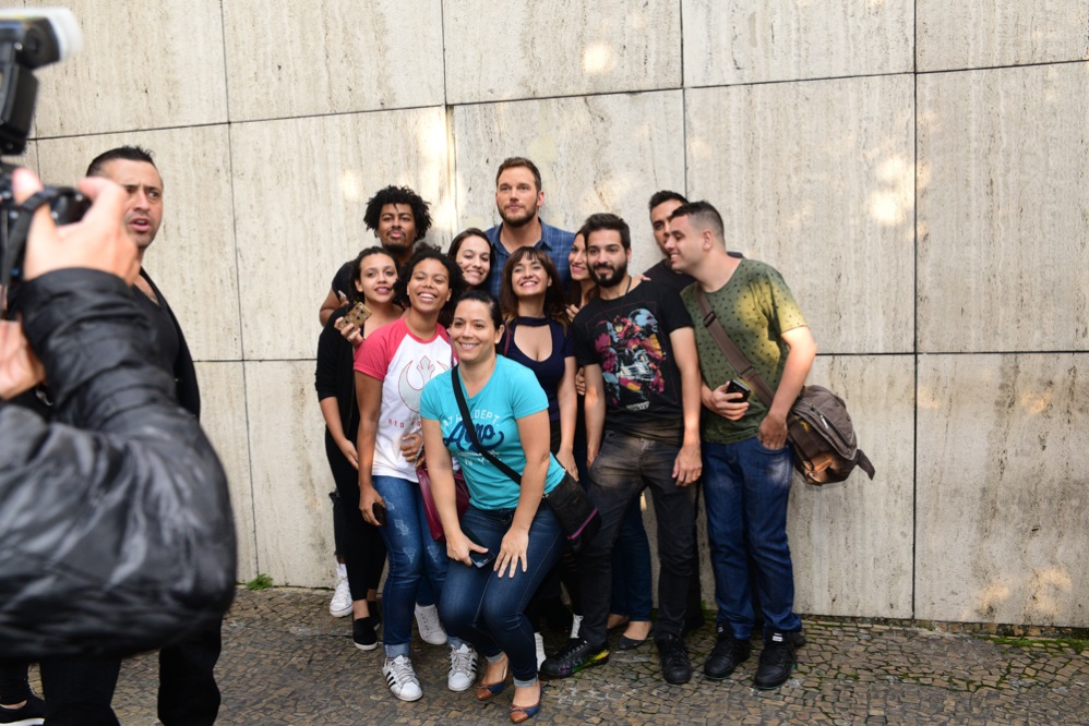 Chris Pratt atende fãs na porta de hotel de SP