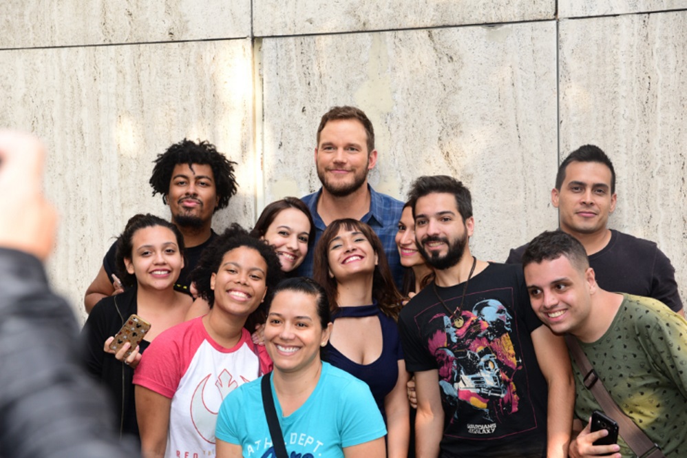 Chris Pratt atende fãs na porta de hotel de SP