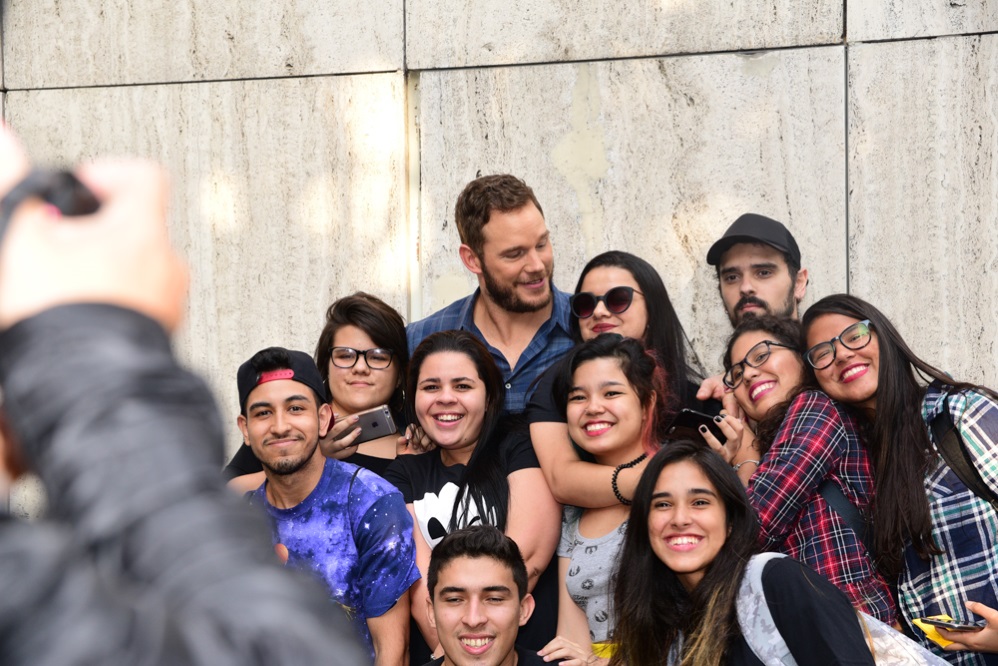Chris Pratt atende fãs na porta de hotel de SP