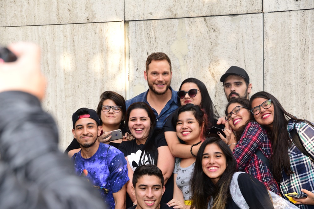 Chris Pratt atende fãs na porta de hotel de SP