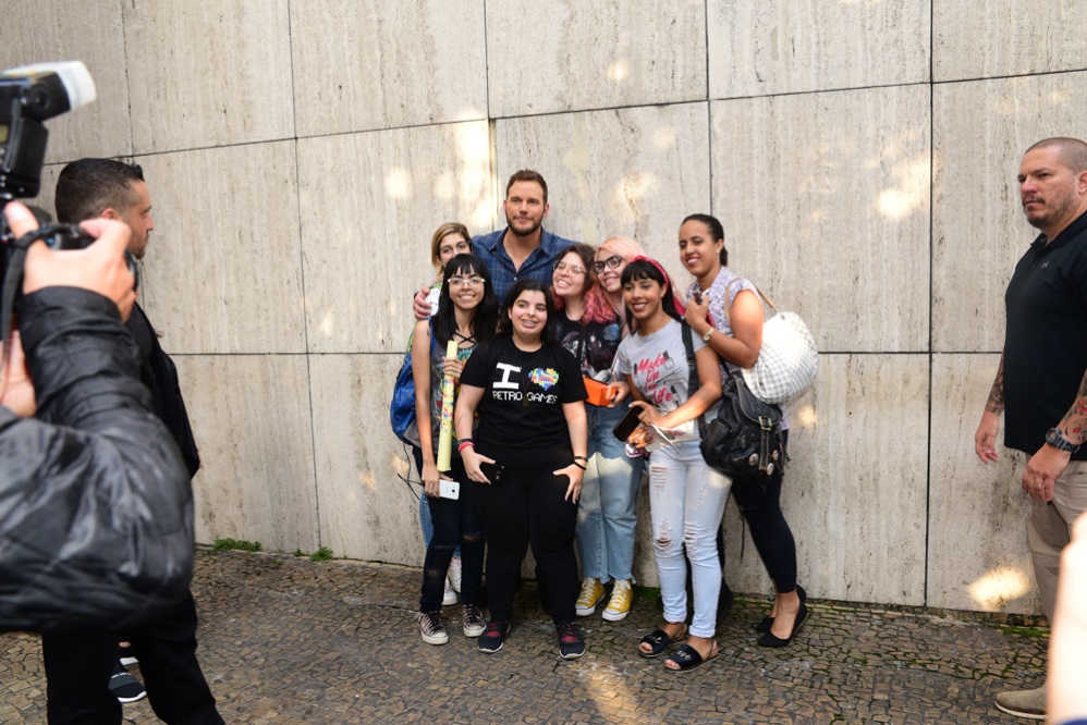 Chris Pratt atende fãs na porta de hotel de SP