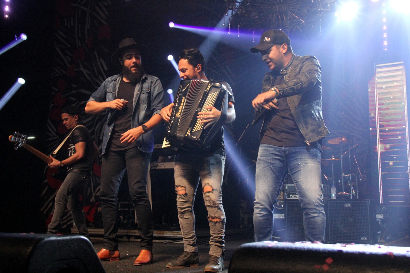 Henrique e Juliano agitam famosos em show no Rio de Janeiro - O Fuxico