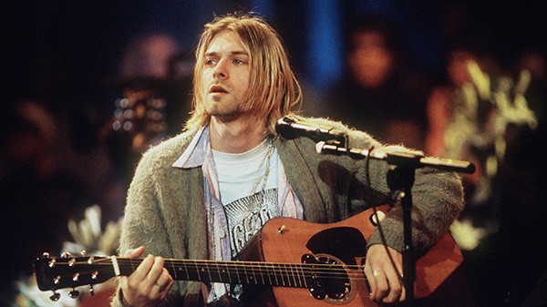 Filha de Kurt Cobain cede o violão do pai para conseguir divórcio