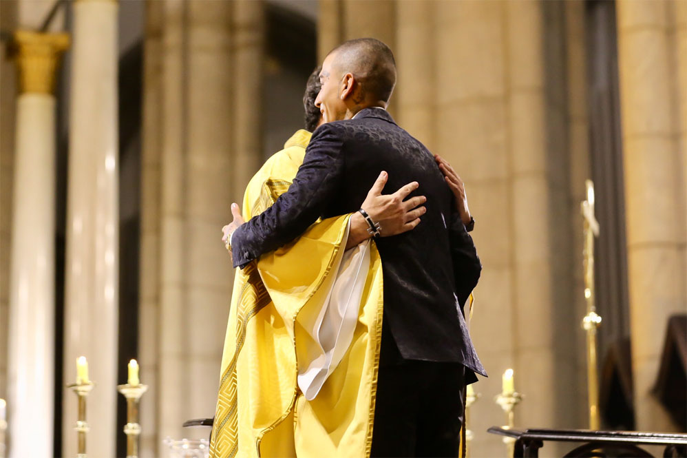O abraço do Padre Fabio de Melo em MC Guimê