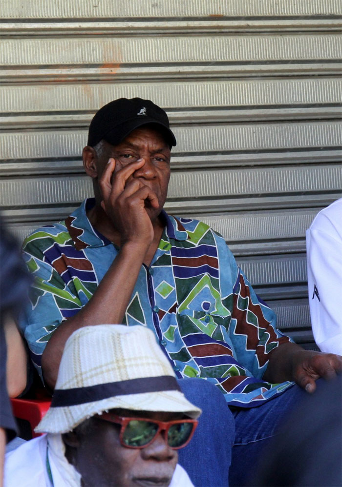 Embaixador da ONU, Danny Glover visita a Rocinha em dia de confronto