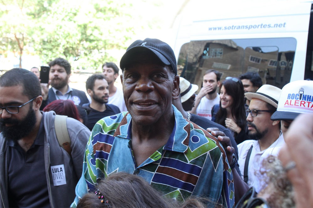 Embaixador da ONU, Danny Glover visita a Rocinha em dia de confronto