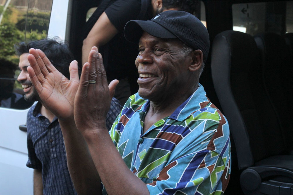 Embaixador da ONU, Danny Glover visita a Rocinha em dia de confronto