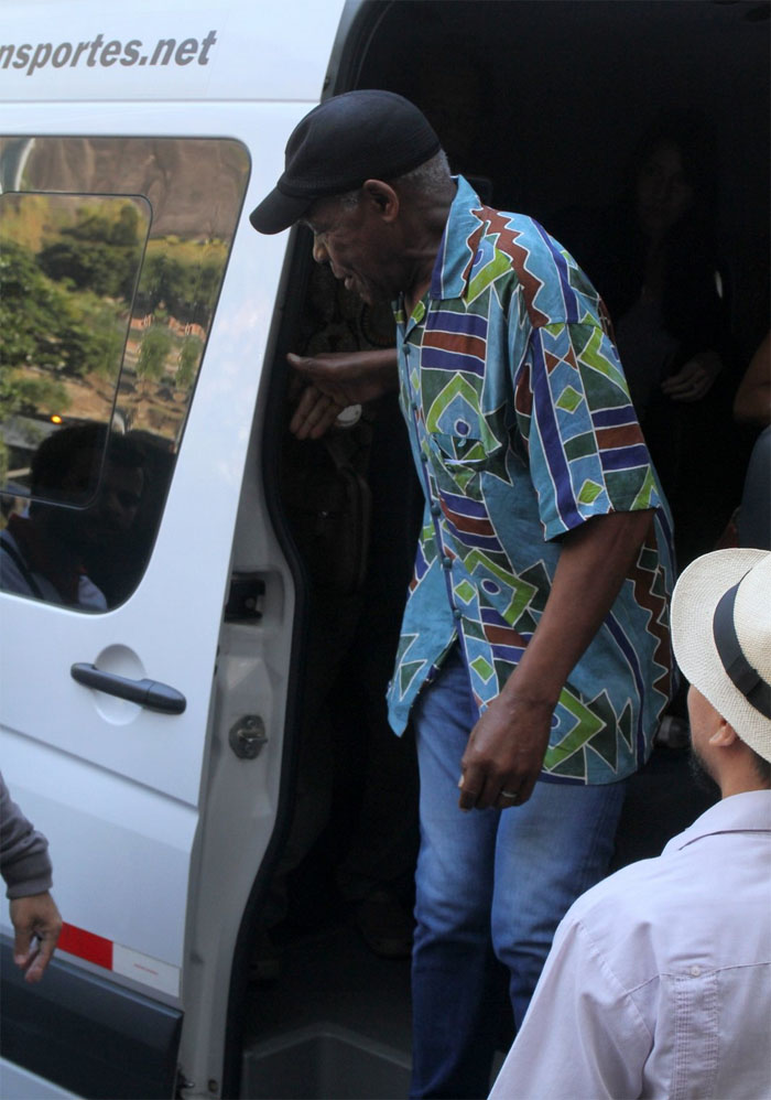 Embaixador da ONU, Danny Glover visita a Rocinha em dia de confronto