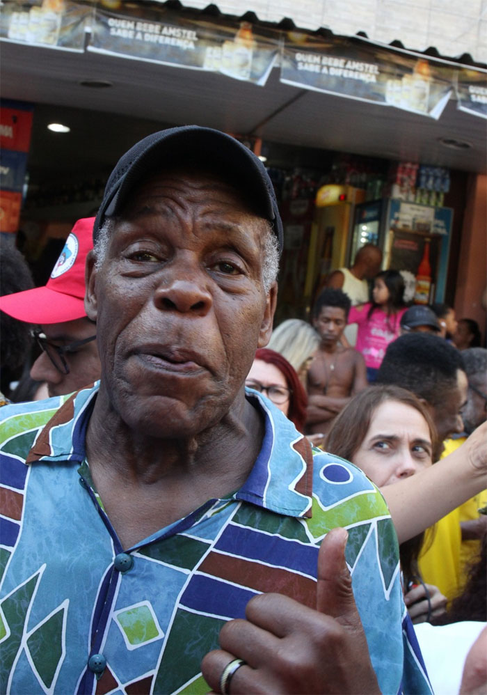 Embaixador da ONU, Danny Glover visita a Rocinha em dia de confronto