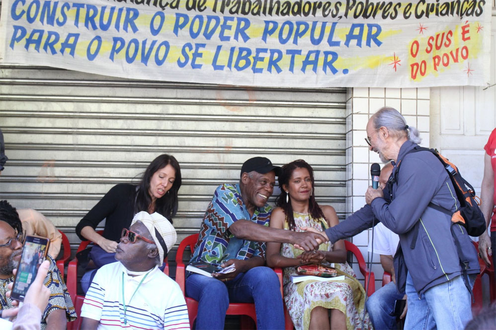 Osmar Pardo cumprimenta Danny Glover