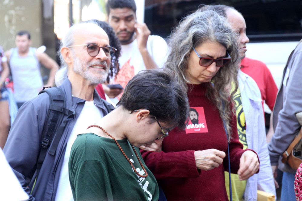 Embaixador da ONU, Danny Glover visita a Rocinha em dia de confronto