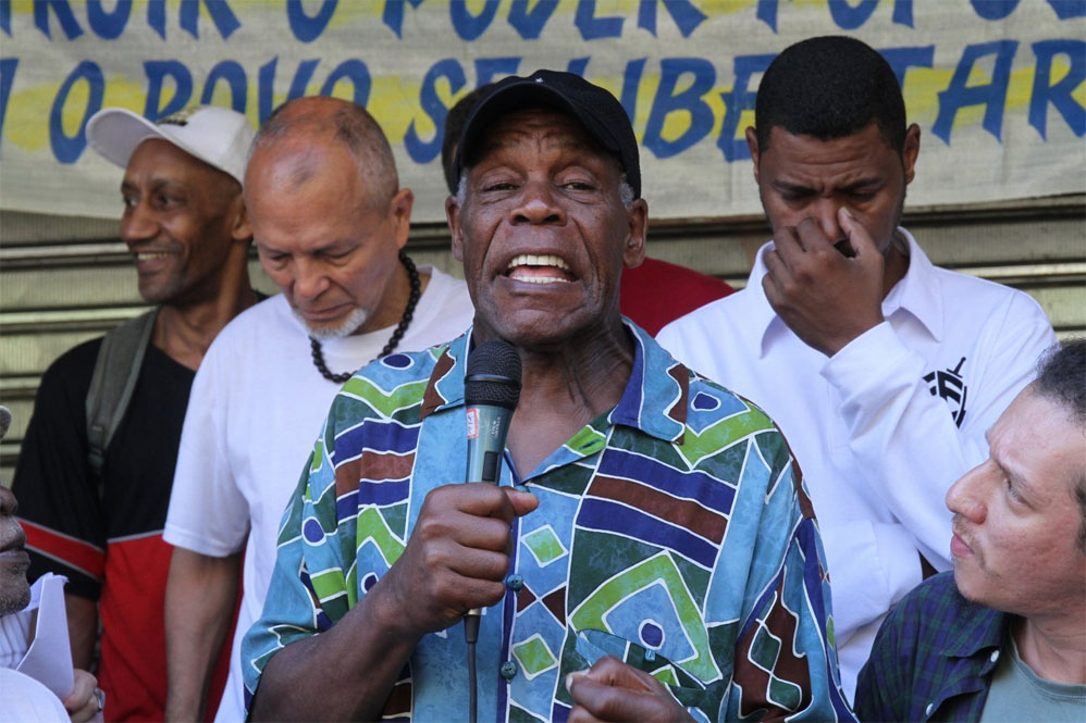 Embaixador da ONU, Danny Glover visita a Rocinha em dia de confronto
