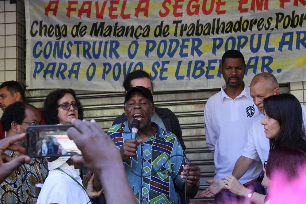Embaixador da ONU, Danny Glover visita a Rocinha em dia de confronto