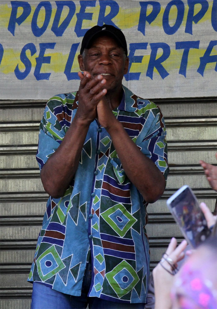 Embaixador da ONU, Danny Glover visita a Rocinha em dia de confronto