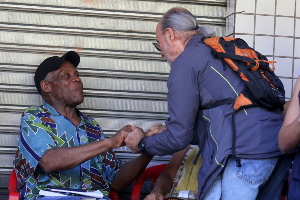 Osmar Pardo cumprimenta Danny Glover