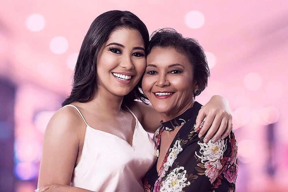 A blogueira Thaynara OG e sua mãe Antonieta