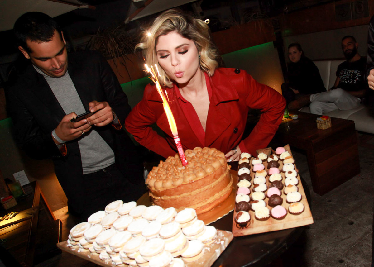 Julianne Trevisol comemorou antecipadamente seu aniversário de 35 anos em bar paulistano
