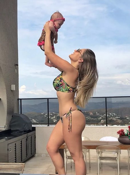 Renata Dávila exibe corpão com a filha na piscina