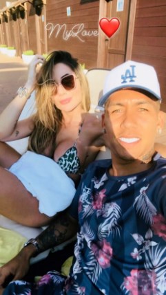 Roberto Firmino descansa ao lado de sua esposa