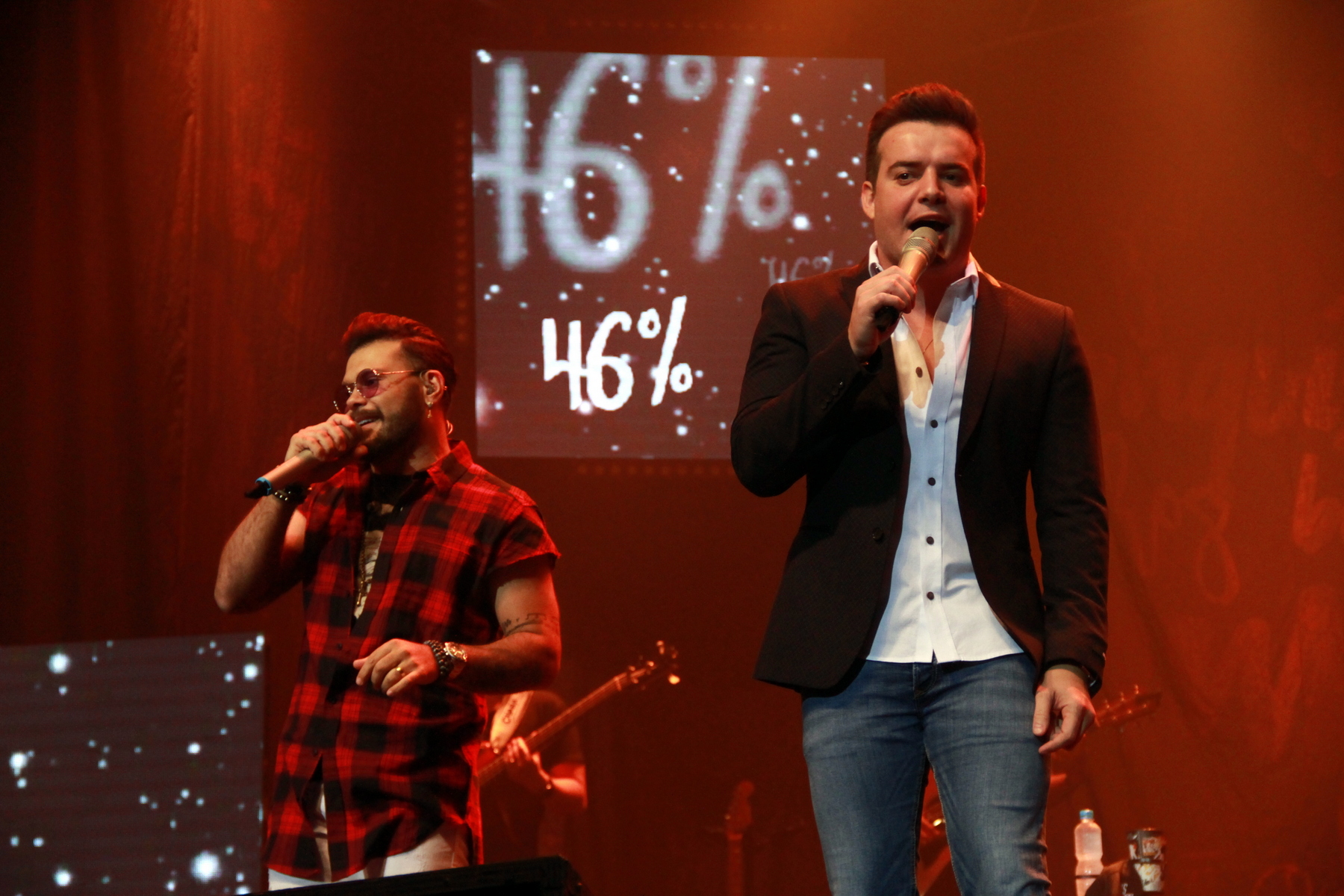 Marcos e Belutti agitaram a multidão com seus maiores sucessos em show no RJ