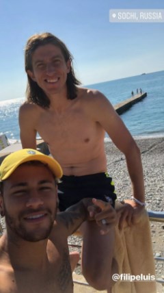 Atacante posta com companheiro de elenco na praia