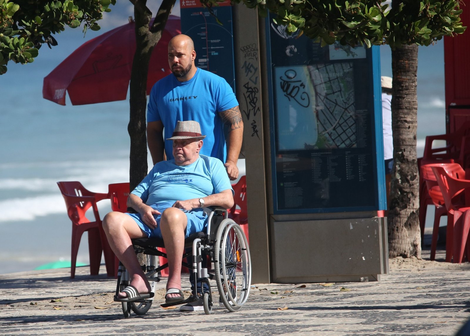 De cadeira de rodas, Mauro Mendonça curte passeio em Ipanema