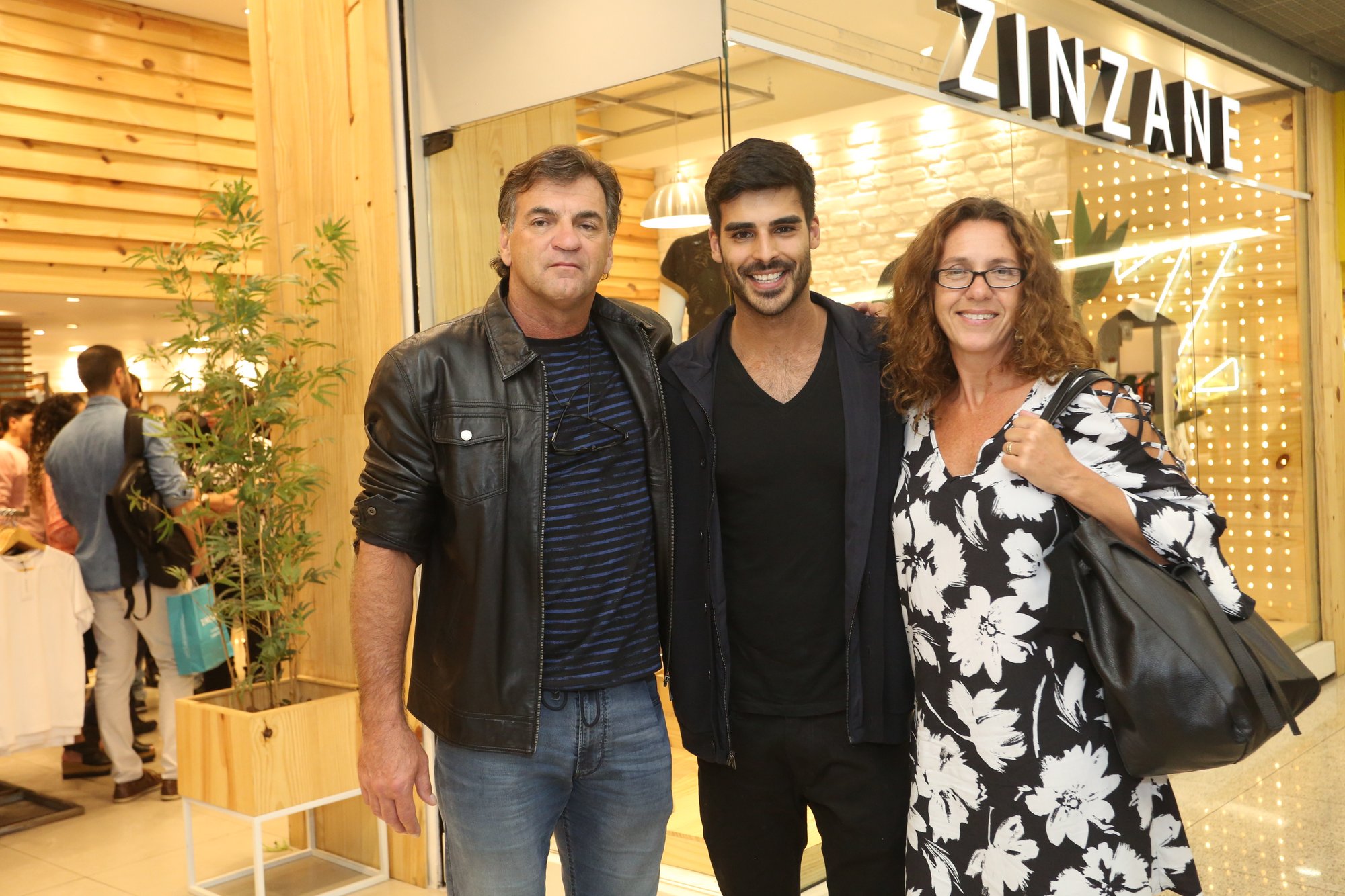 Anderson Tomazini ao lado de Ricardo Villarinho e Claudia Richa, donos da Zinzane