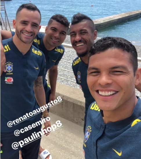 Thiago Silva registra momento com companheiros