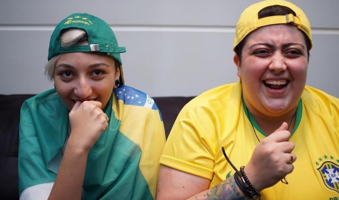 Cantora postou com a namorada acompanhando o Brasil na Copa do Mundo