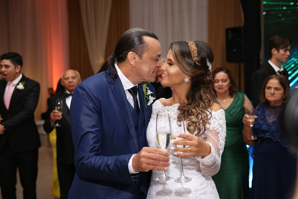 Frank Aguiar se casa com Caroline Santos em São Paulo