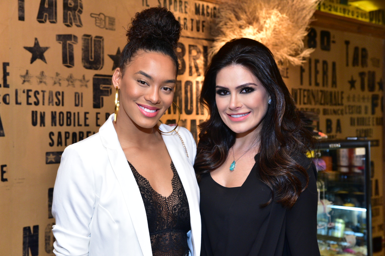 As duas modelos, já vencedoras do Miss Brasil, também marcaram presença no evento