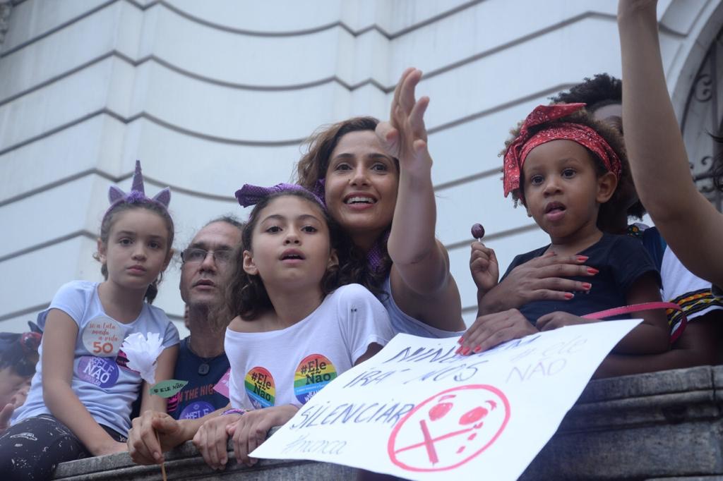 Camila Pitanga vai com a filha à manifestação no Rio de Janeiro