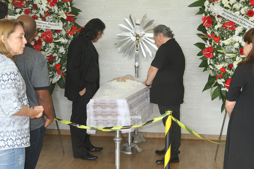 Famosos e familiares já estão chegando ao local para o último adeus