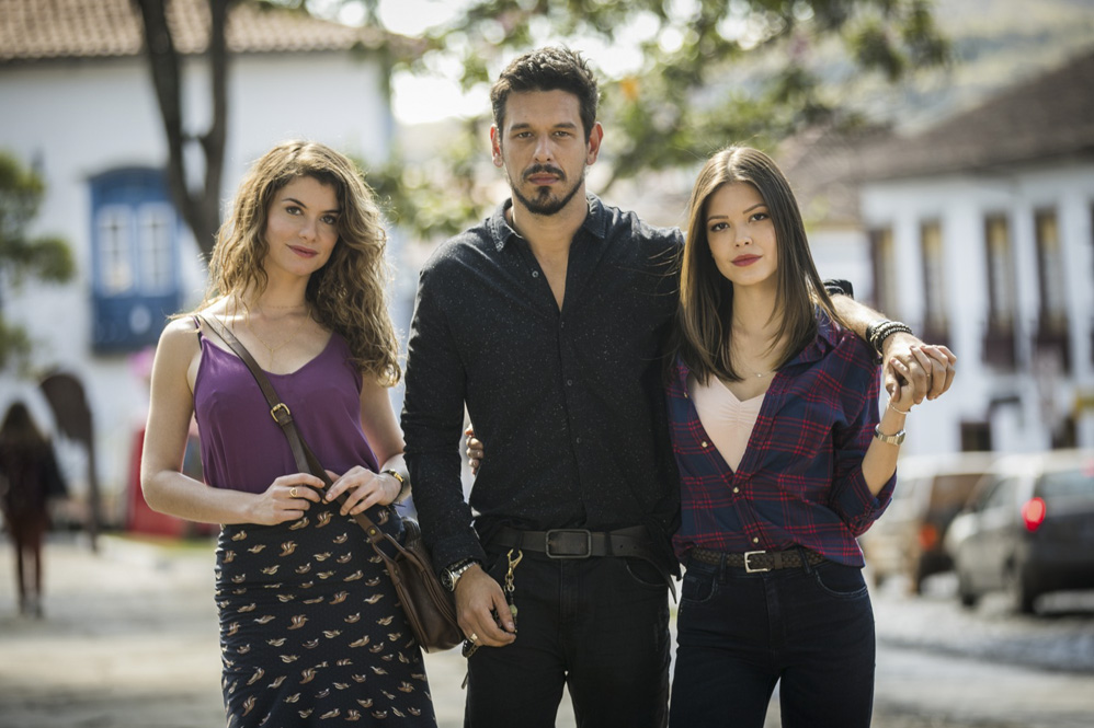 Isabel Goulart (Alinne Moraes), João Vicente (Alain Dutra) e Vitória Estrada (Cristina/Júlia)
