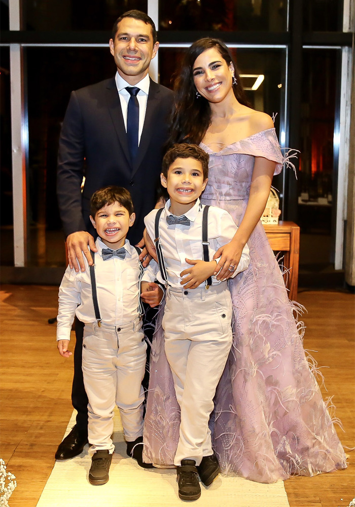 Wanessa Camargo com o marido, Marcus Buais e os filhos José Marcus e João Francisco