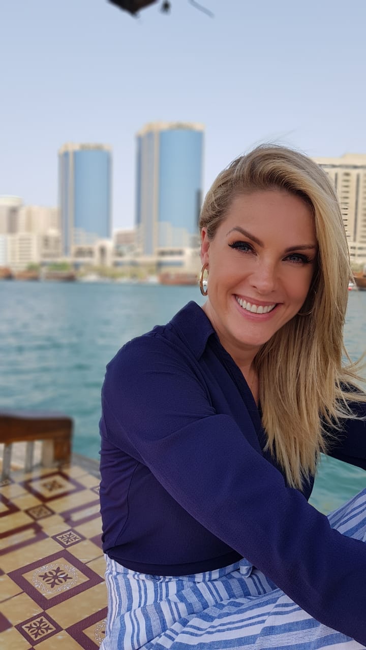 Ana Hickmann arrasa na make para passeio de barco em Dubai