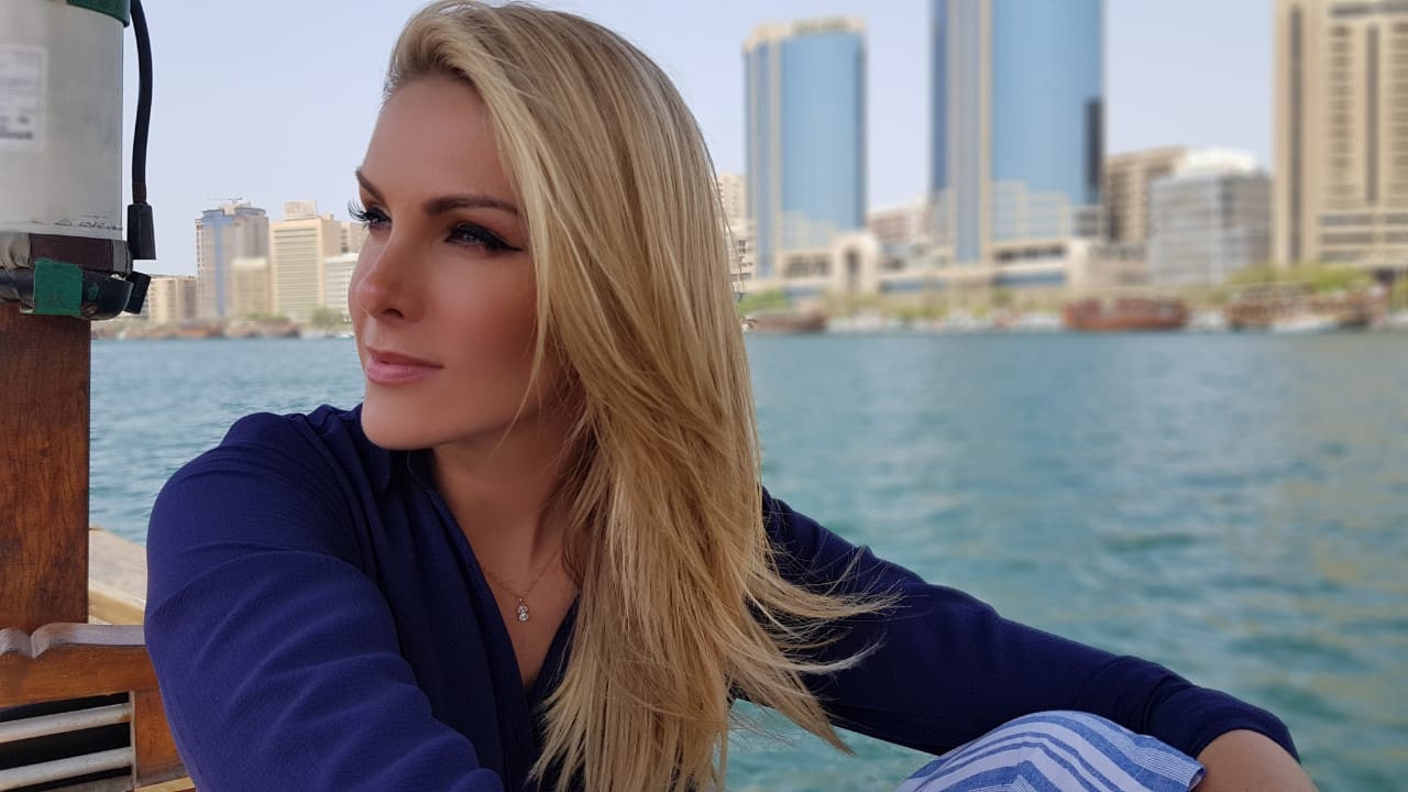 Ana Hickmann arrasa na make para passeio de barco em Dubai