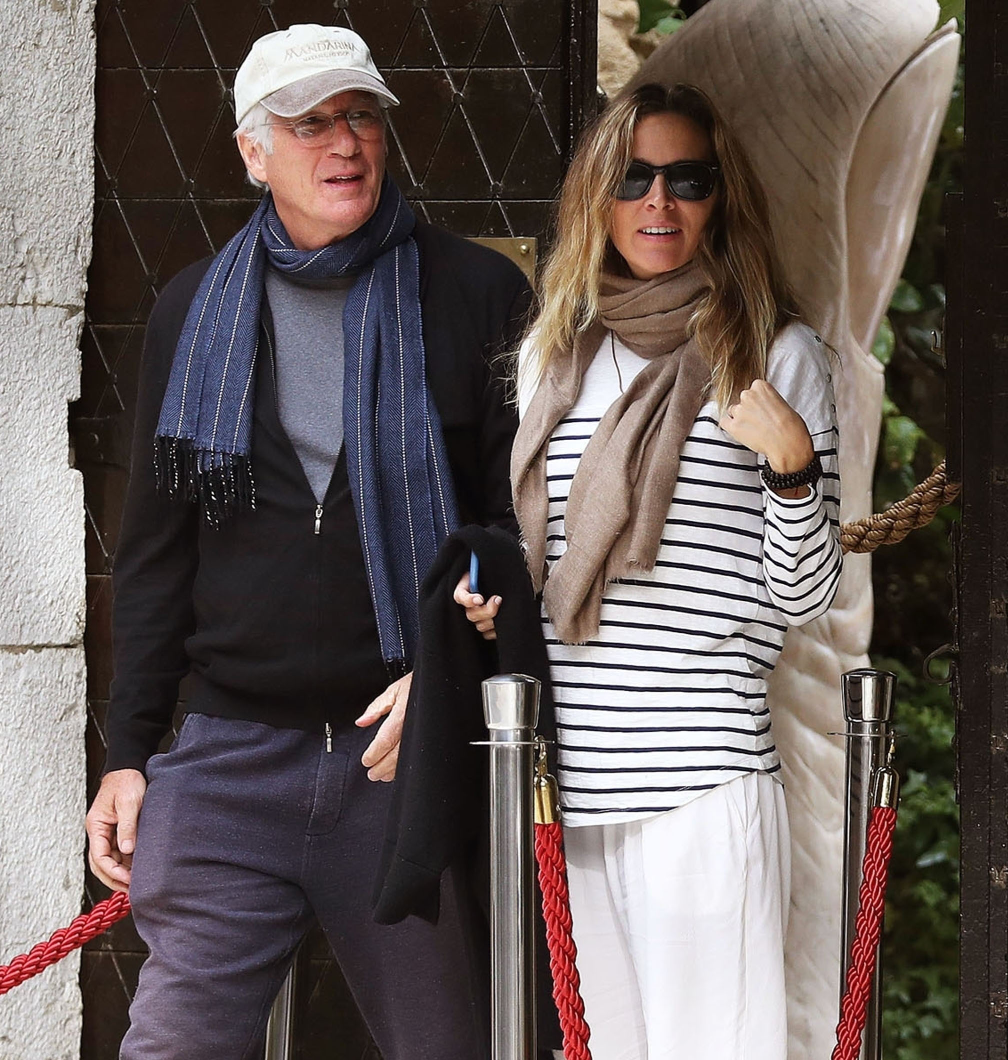 Richard Gere passeia de mãos dadas com esposa grávida, Alejandra Silva