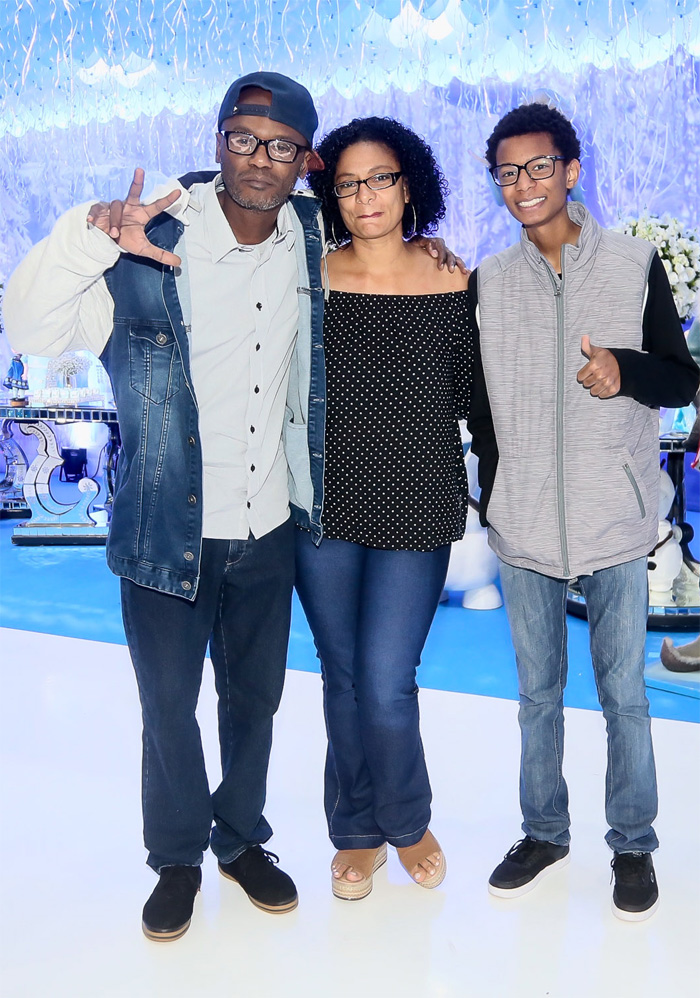 O rapper Rappin Hood com sua mulher e filho
