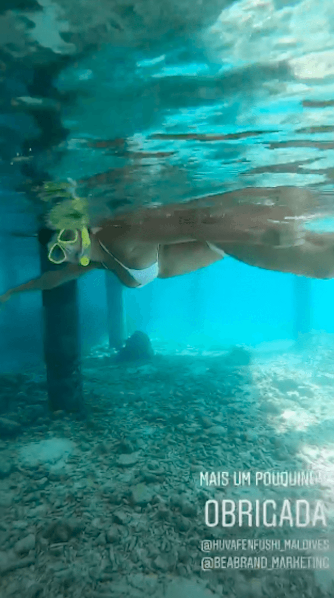 Deborah Secco nadando com tubarões
