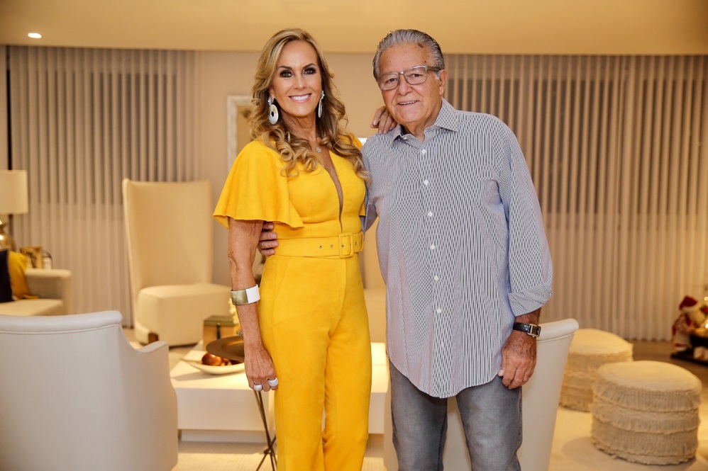 Helô Pinheiro inaugura novo apartamento e recebe famosos