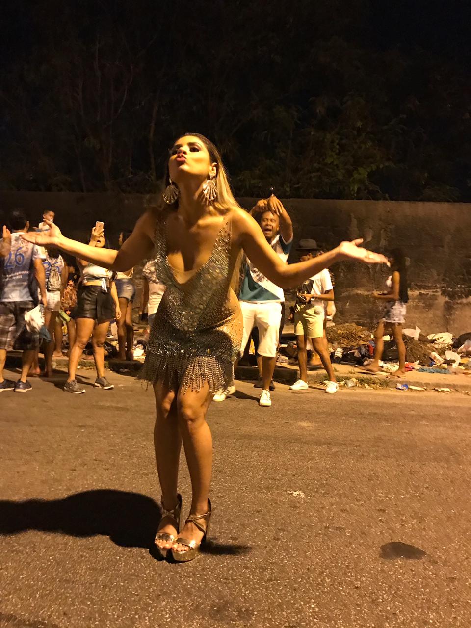 Lexa mostrou samba no pé em ensaio de rua