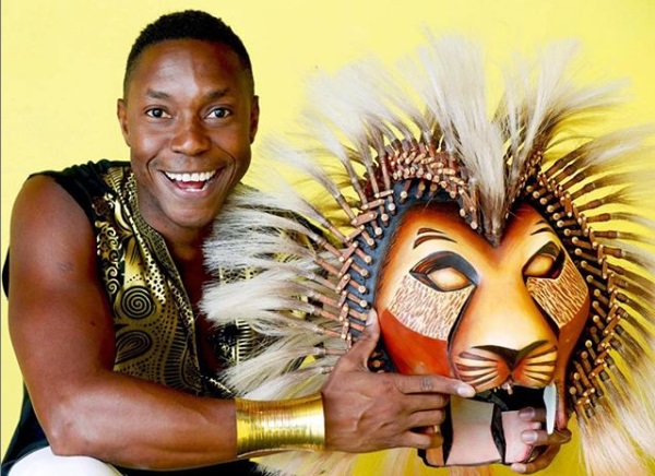 Atualmente, ele interpreta um príncipe negro, em Cinderela