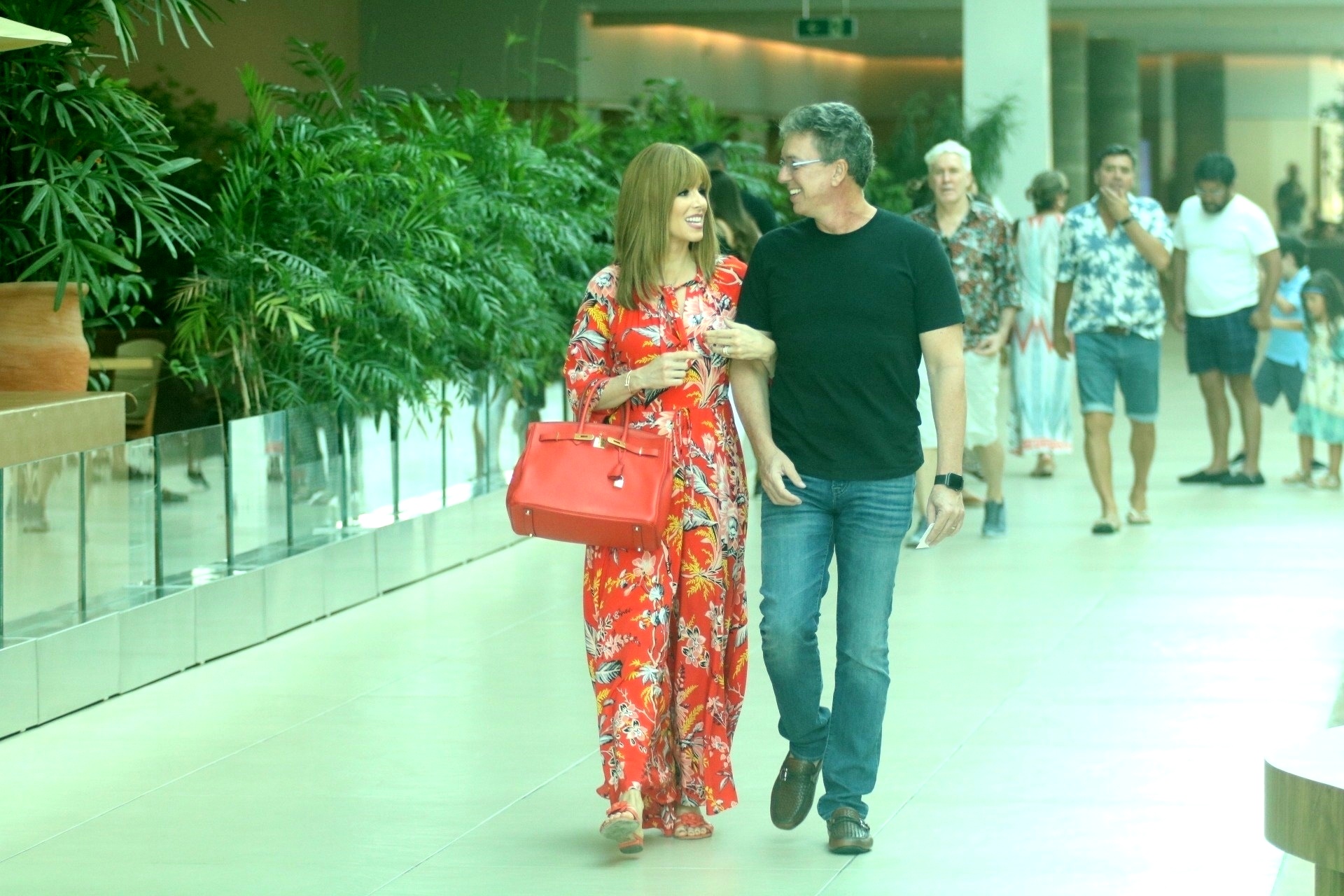 Sem economizar sorrisos, o casal esbanjou simpatia durante um passeio no shopping