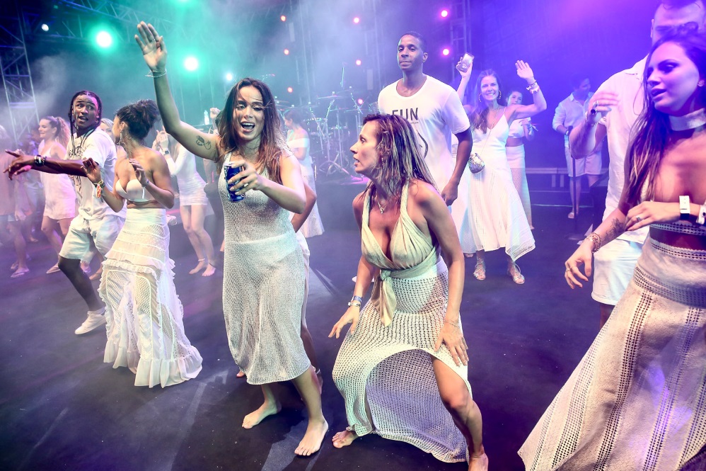 Solteira, Luisa Mell requebra no palco de Anitta